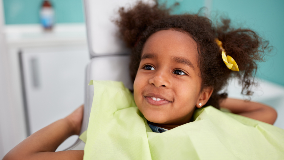 ¿Cómo debo cuidar los dientes de leche de mi pequeño/a?