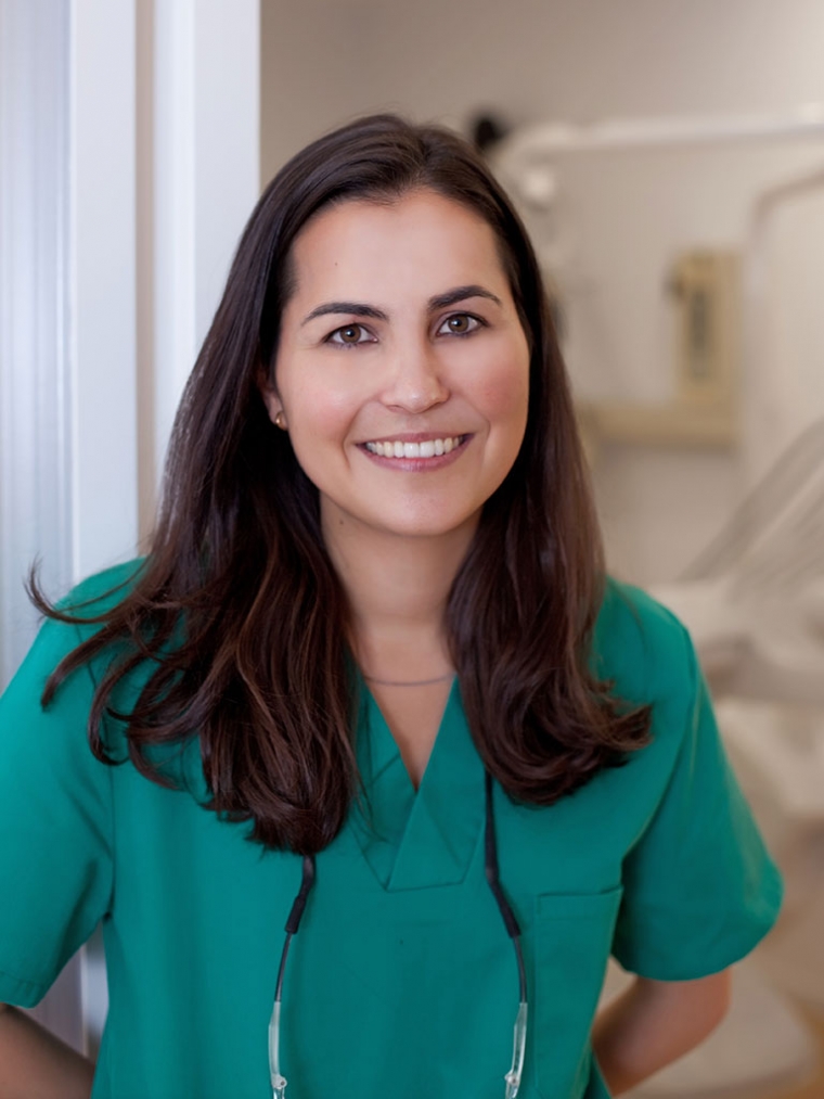 Dra. Lucía Bolás<br><small>Periodoncista e Implantóloga</small>